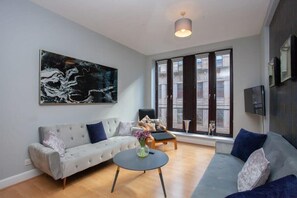 TV, offices - Modern and refurbished Flat in Merchant City (Glasgow City)