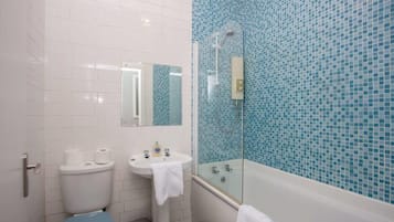 Dusj, hårføner og håndklær