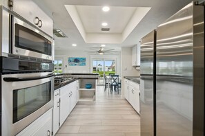 Refrigerador, microondas, horno y parrilla de estufa 