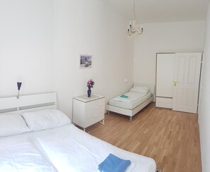 2 Schlafzimmer, Bügeleisen/Bügelbrett