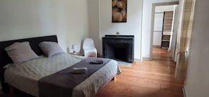 1 slaapkamer, een strijkplank/strijkijzer, gratis wifi, beddengoed