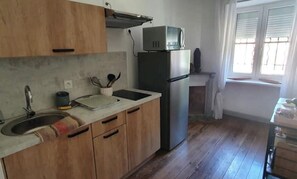 Een koelkast, een oven, een koffiezetapparaat/waterkoker, een waterkoker