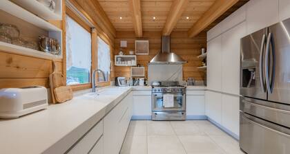 Chalet in the mountains, skis on !!!