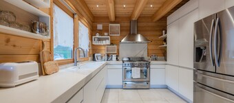 Chalet in the mountains, skis on !!!