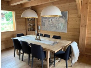 Dining - Chalet in the mountains, skis on !!! (Puy-Saint-Vincent)