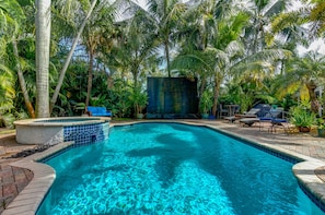 Piscina all'aperto, una piscina riscaldata