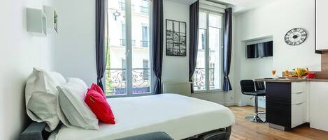 Iron/ironing board, WiFi, bed sheets