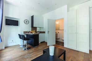 Fridge, microwave, stovetop, coffee/tea maker - Maison le Bac Apartments (Paris)