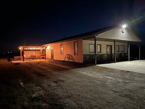 Exterior - Prairieview Cottage Retreat - Hot Tub Sunsets (Sullivan)