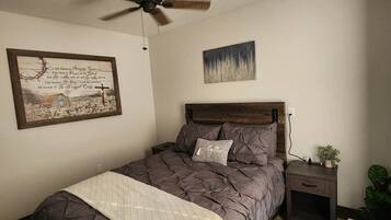 3 bedrooms, desk, iron/ironing board, free WiFi