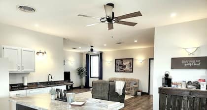 Prairieview Cottage Retreat - Hot Tub Sunsets