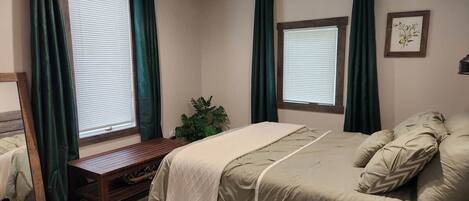 3 bedrooms, desk, iron/ironing board, free WiFi