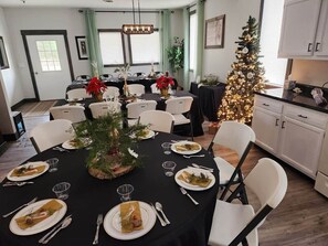 Dining - Prairieview Cottage Retreat - Hot Tub Sunsets (Sullivan)