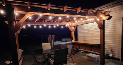 Prairieview Cottage Retreat - Hot Tub Sunsets - Sleeps 8