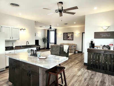 Prairieview Cottage Retreat - Hot Tub Sunsets