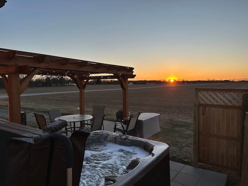 Prairieview Cottage Retreat - Hot Tub Sunsets