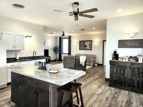 Prairieview Cottage Retreat - Hot Tub Sunsets - Sleeps 8