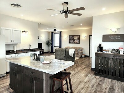 Prairieview Cottage Retreat - Hot Tub Sunsets - Sleeps 8