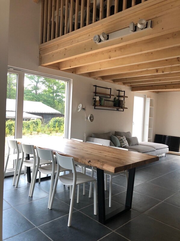 المنشأة من الداخل