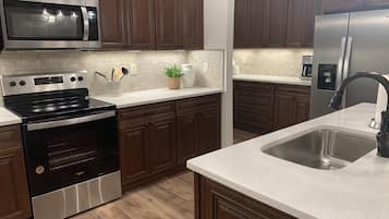 Køleskab, mikrobølgeovn, ovn, kogeplade