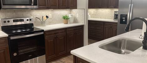 Réfrigérateur, micro-ondes, four, plaque de cuisson