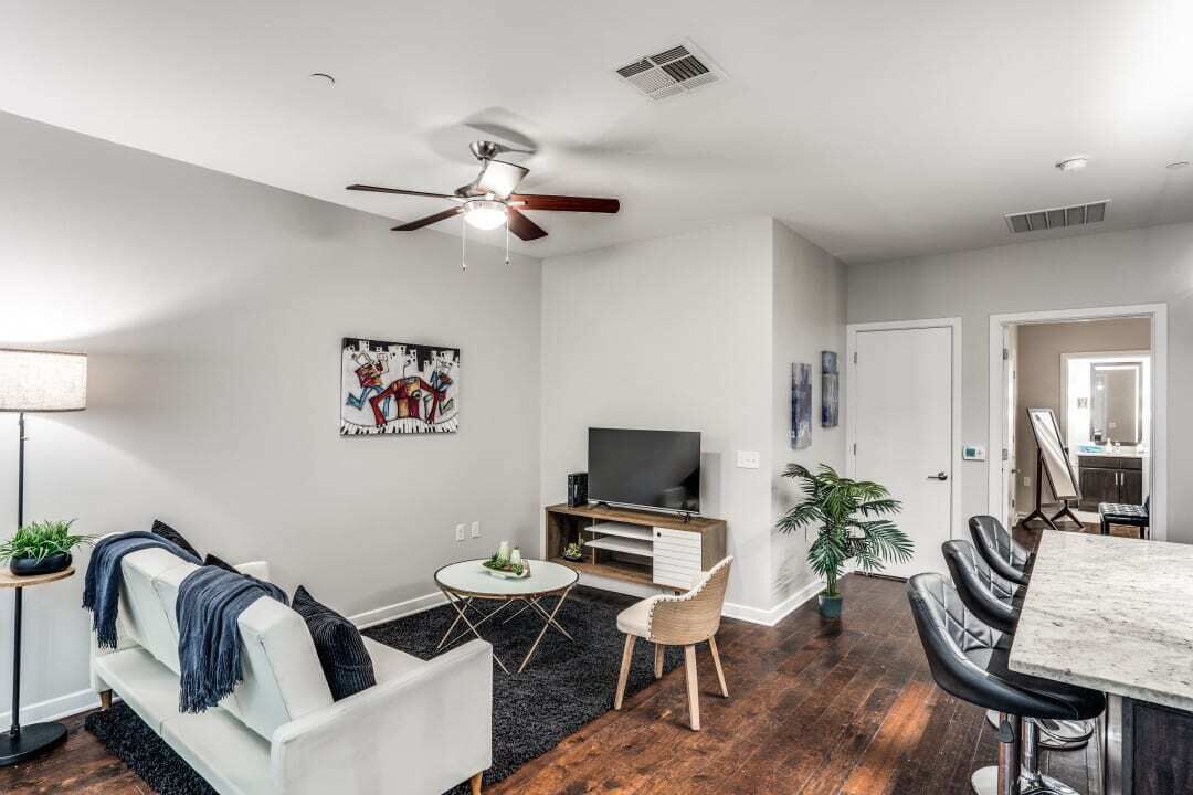 Bold CozySuites w/pool, gym, roof #12