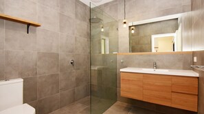 Shower, towels - Rainforest River Studio Kangaroo Valley (Upper Kangaroo River)