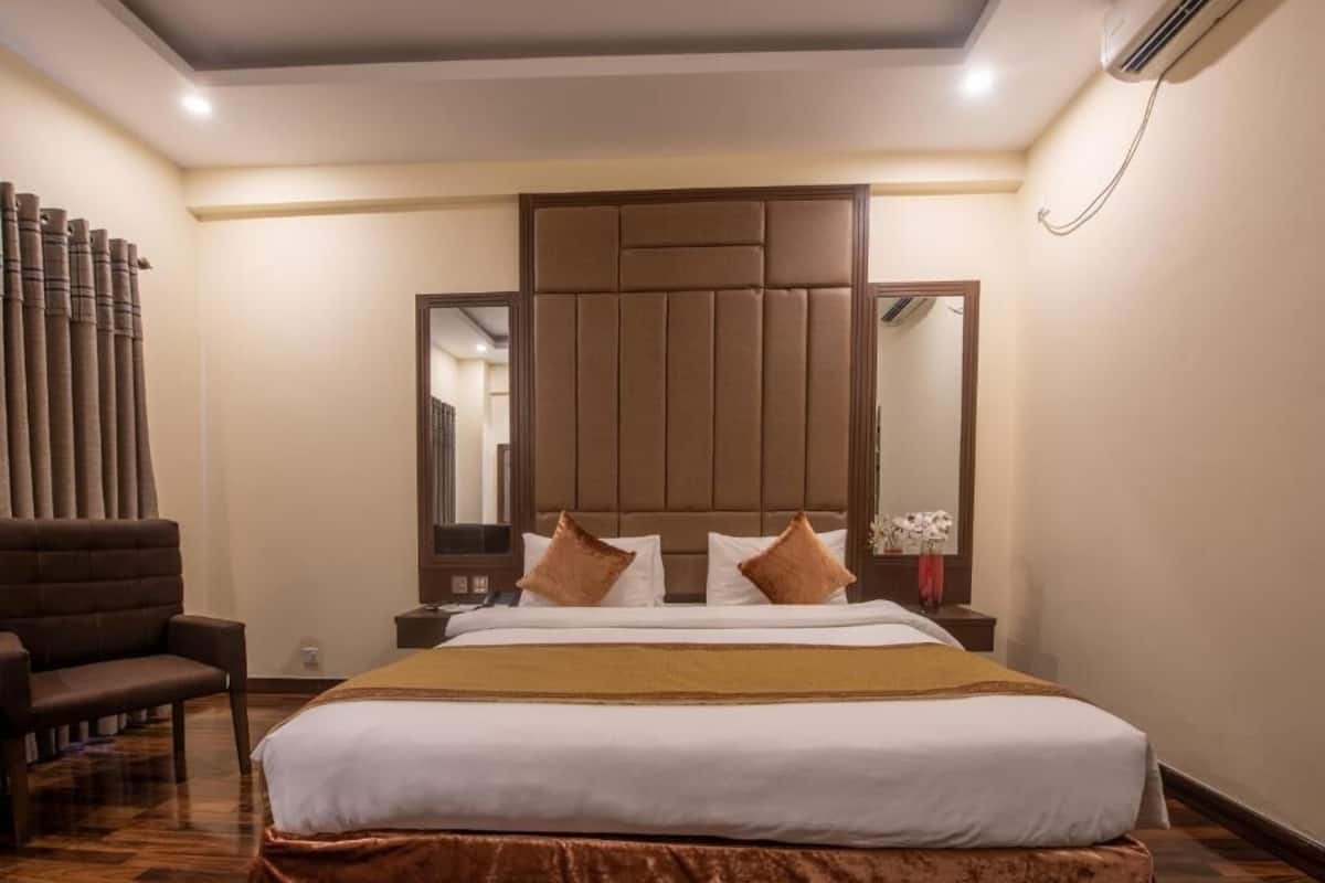 Minibar, desk, laptop workspace, blackout curtains