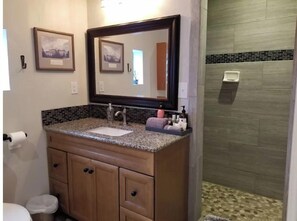 Combined shower/tub, hair dryer, towels, soap - Lovely View of Georgetown (Georgetown)