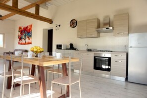 Fridge, microwave, oven, coffee/tea maker - Casa Brigante Anna Apartment (Capannori)
