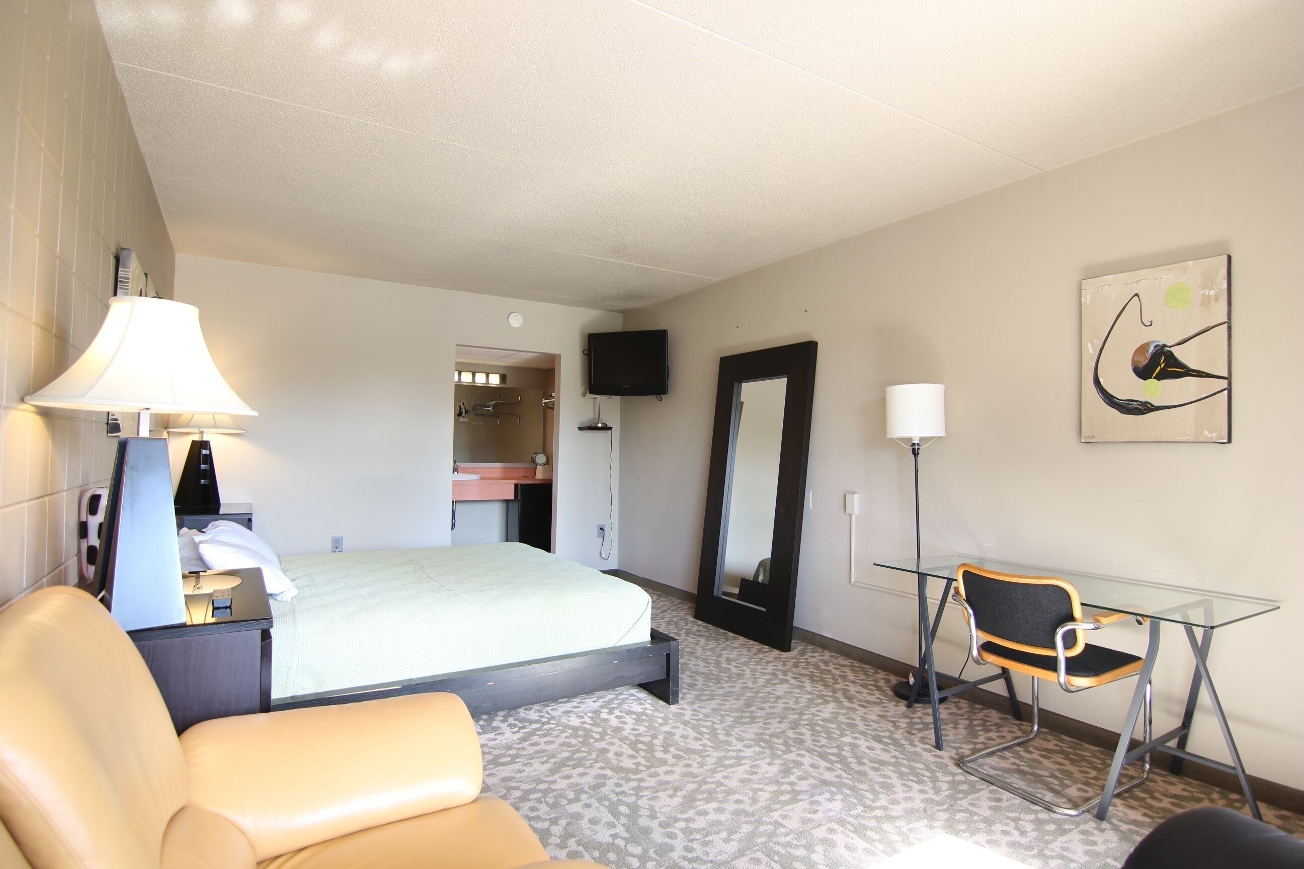 The Lindell - Downtown CF Studio with Free Parking!