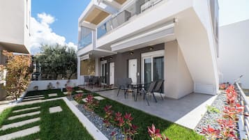 Apartment, Poolside | Garden view
