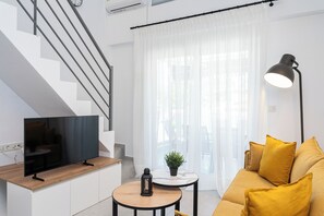 Loft, 2 Bedrooms, Pool Access | Living area