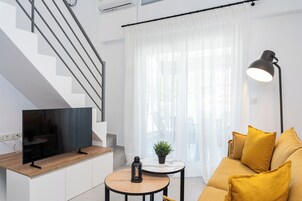 复式房, 2 间卧室, 使用泳池 | 起居区 | 32-英寸智能电视 （配备有线频道）、电视