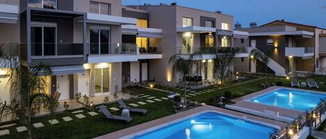 Ullakkohuoneisto, 2 makuuhuonetta, pääsy uima-altaalle | Yksilöllisesti sisustettu, yksilöllisesti kalustettu, pimennysverhot