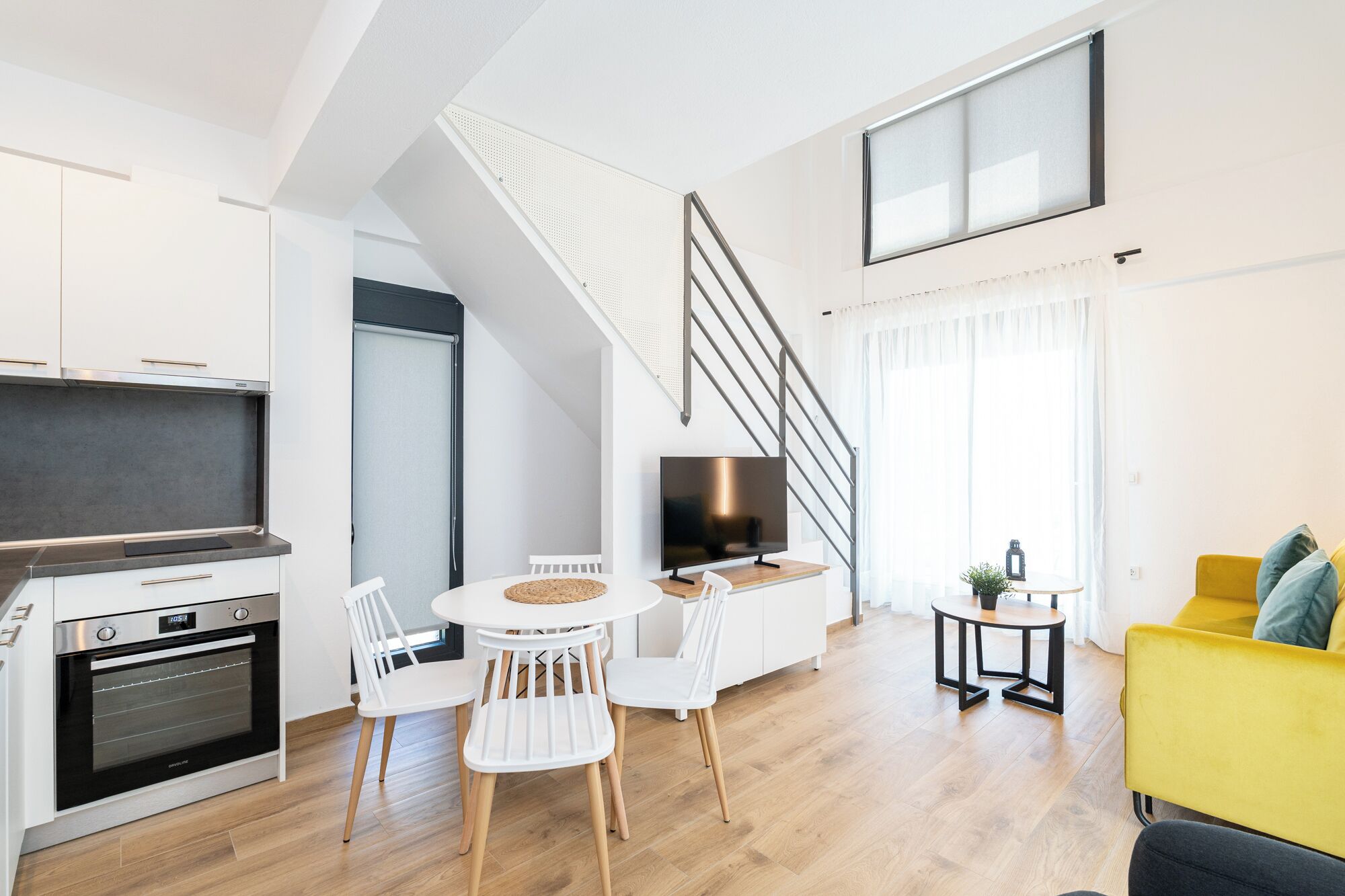 Loft - 2 sovrum - tillgång till pool | Vardagsrum | 32-tums smart-tv med kabelkanaler och tv
