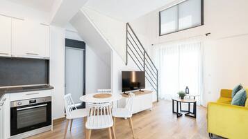 Loft - 2 sovrum - tillgång till pool | Vardagsrum | 32-tums smart-tv med kabelkanaler och tv