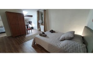 4 bedrooms, iron/ironing board, free WiFi, bed sheets