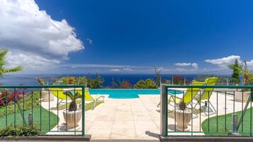 Hồ bơi ngoài trời