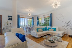 Een flatscreentelevisie