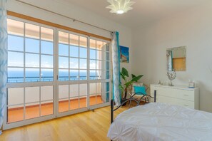 3 slaapkamers, een strijkplank/strijkijzer, gratis wifi, beddengoed