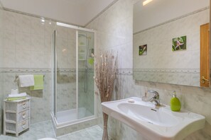 Maison Classique, non-fumeurs | Salle de bain | Douche, sĂšche-cheveux, serviettes fournies