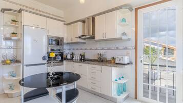 Classic House, Non Smoking | Private kitchen | Fridge, microwave, oven, dishwasher