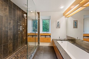 Badekar, hårføner, bidé og håndklær