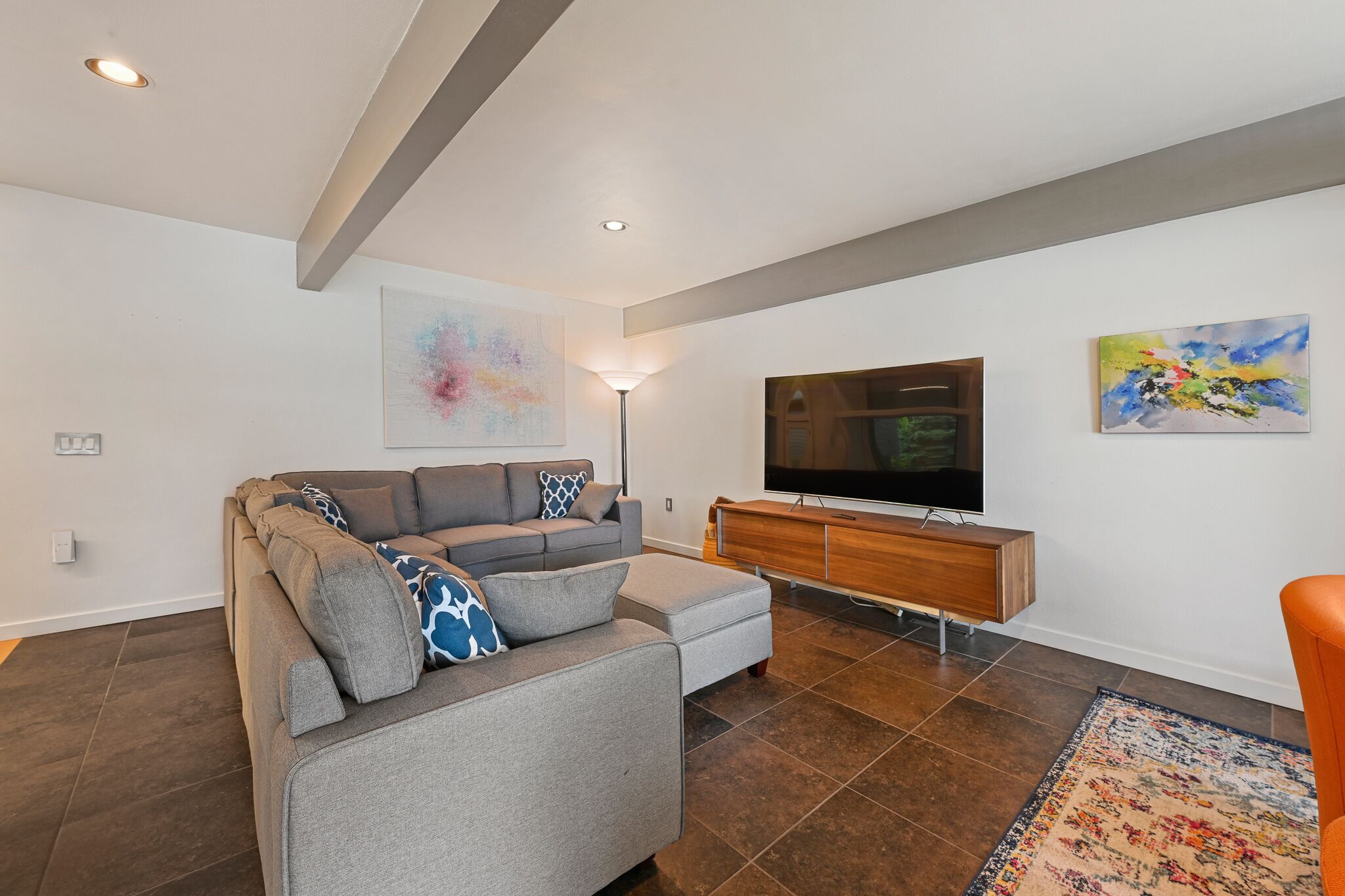 Modern Style Lakefront Retreat