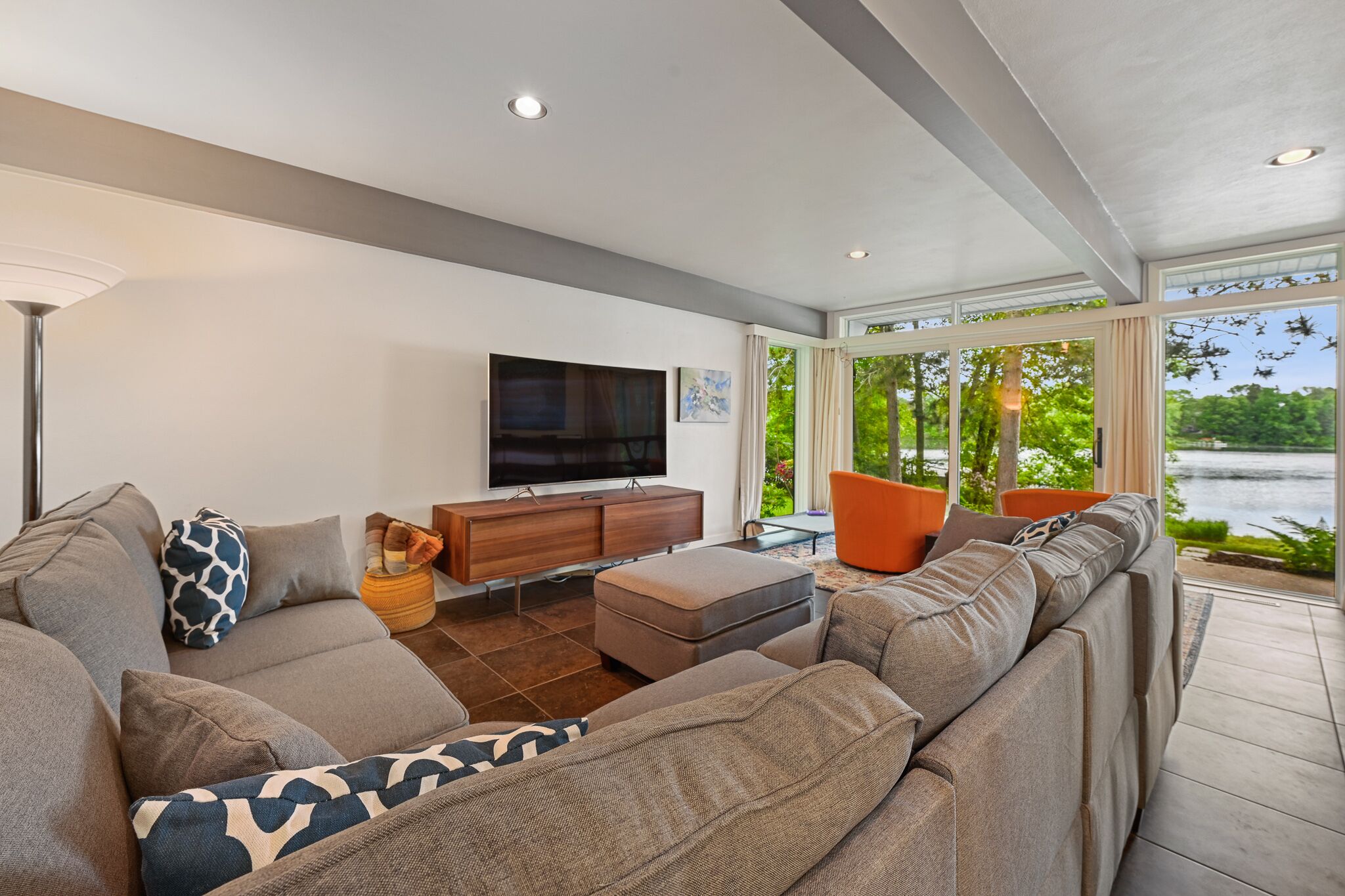 Modern Style Lakefront Retreat