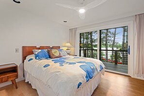 4 bedrooms, desk, iron/ironing board, travel crib - Modern Lake House w/ Hot Tub, Game Room & Relaxing Views (Stevens Point)