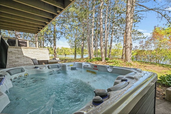 Banyera d'hidromassatge a l'aire lliure