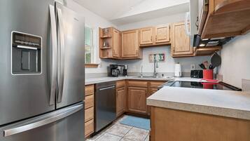 Refrigerador, microondas, horno y parrilla de estufa