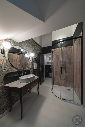 Design-Doppel- oder -Zweibettzimmer, Nichtraucher, eingeschränkter Seeblick | Badezimmer | Badewanne und Dusche (separat), Regendusche, Designer-Toilettenartikel